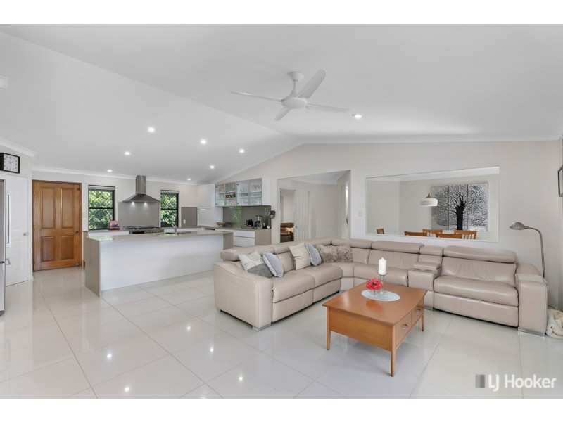 327 Woodlands Drive, Sheldon QLD 4157