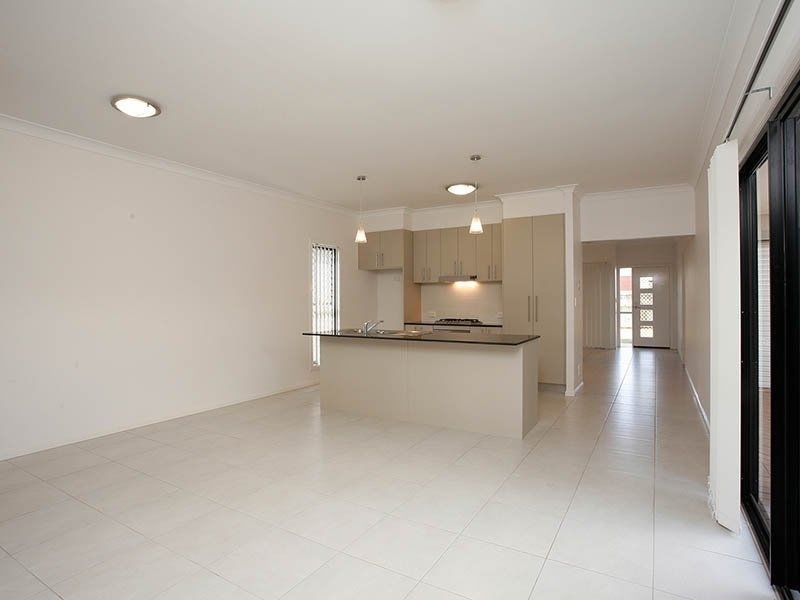 2/71 Sunningdale Drive, Redland Bay QLD 4165