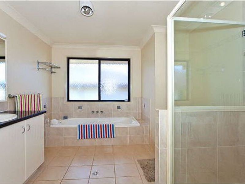 16 Irwin Place, Redland Bay QLD 4165