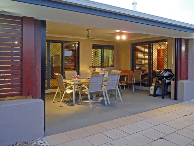 18 Trafalgar Vale Ave, Wellington Point QLD 4160