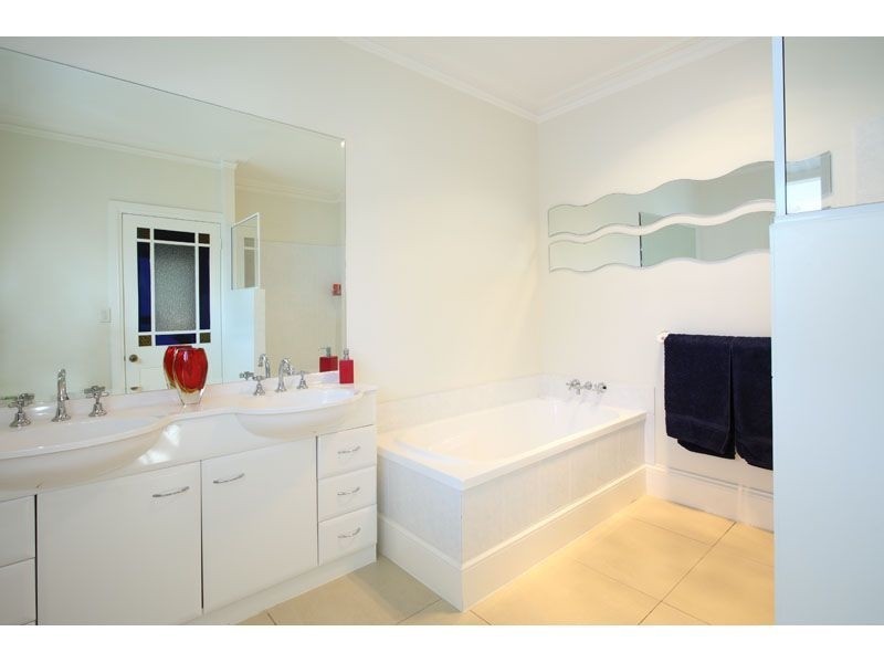 25 Waterloo Esplanade, Wynnum QLD 4178