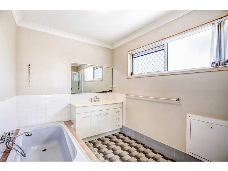 4 Beach Court, Victoria Point QLD 4165