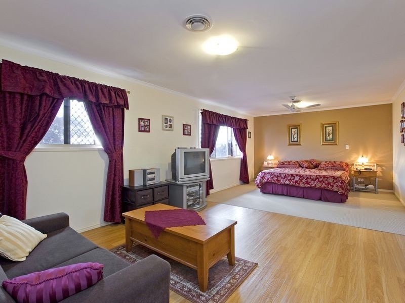 8 Brampton Close, Redland Bay QLD 4165