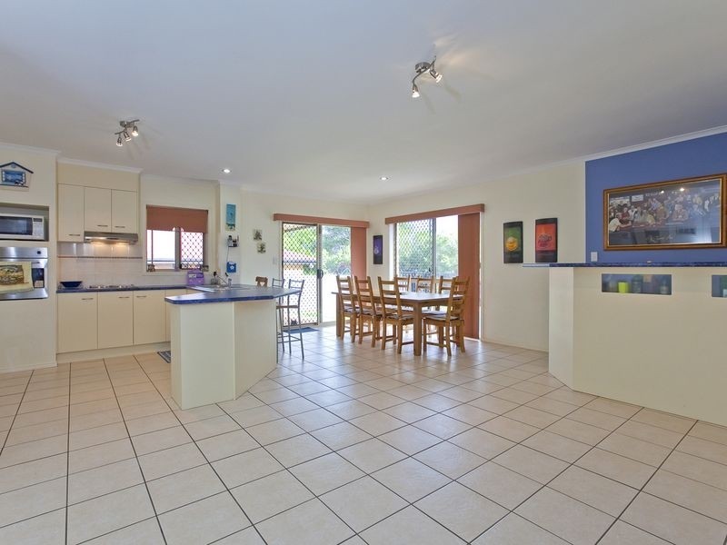 8 Brampton Close, Redland Bay QLD 4165