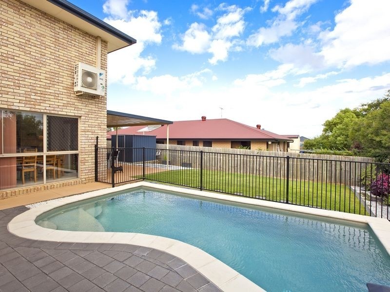 8 Brampton Close, Redland Bay QLD 4165