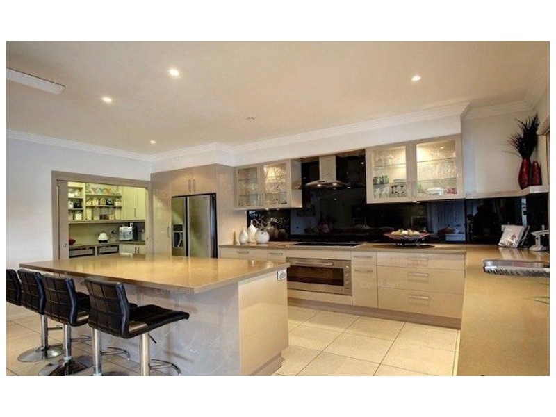 12 Raby Bay Boulevard, Raby Bay QLD 4163