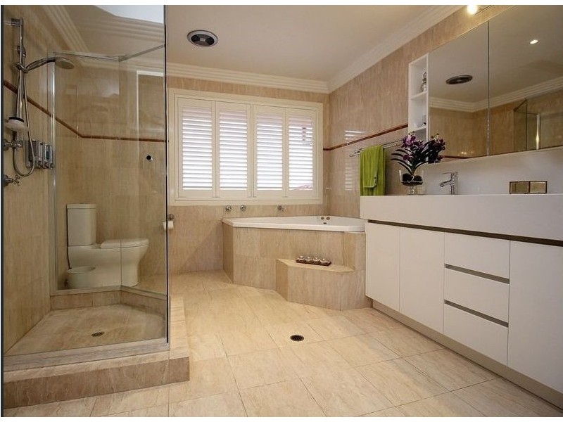 12 Raby Bay Boulevard, Raby Bay QLD 4163