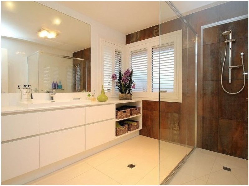 12 Raby Bay Boulevard, Raby Bay QLD 4163