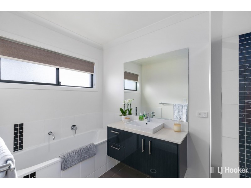 12 Daly Place, Redland Bay QLD 4165