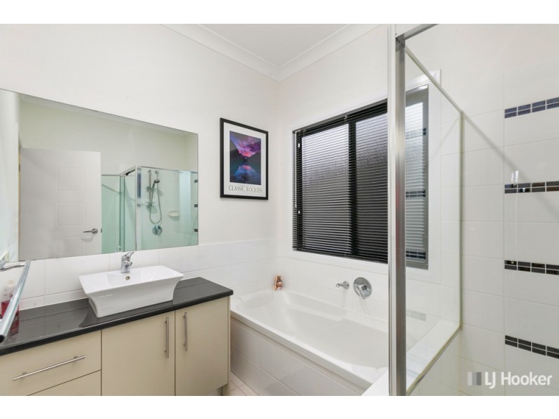 2/71 Sunningdale Drive, Redland Bay QLD 4165