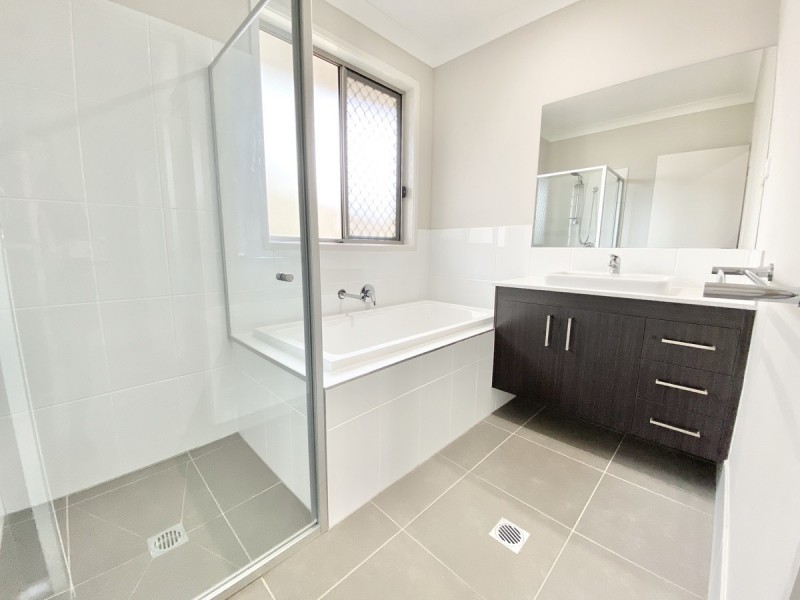 124 Broadwater Terrace, Redland Bay QLD 4165