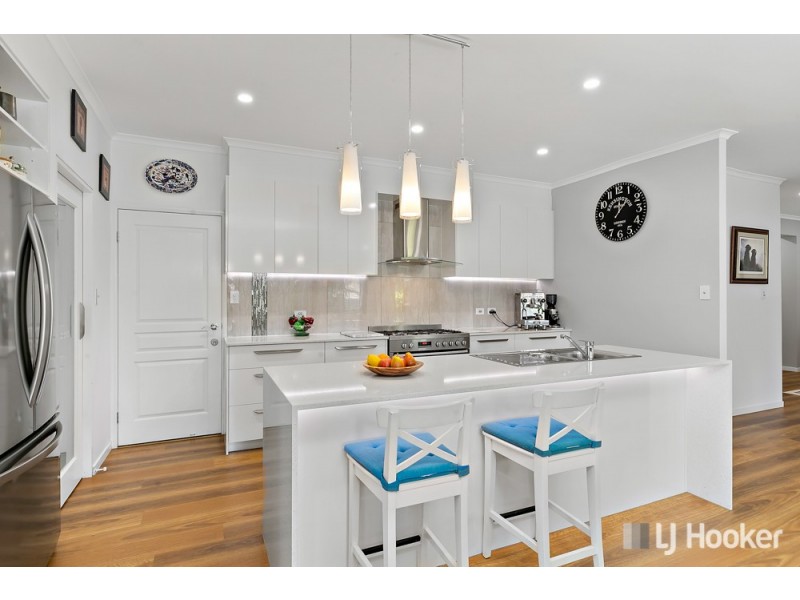 8 Pitman Place, Redland Bay QLD 4165