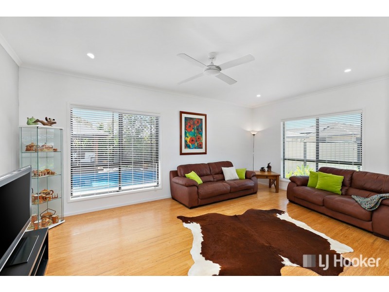 8 Pitman Place, Redland Bay QLD 4165