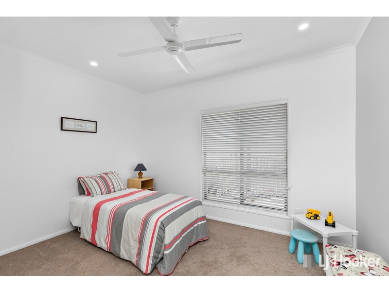 8 Pitman Place, Redland Bay QLD 4165