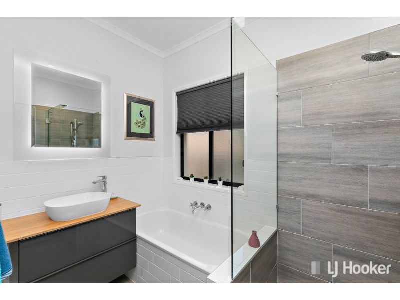 8 Pitman Place, Redland Bay QLD 4165