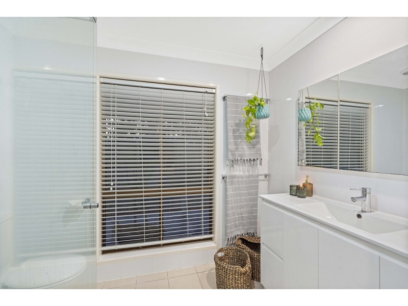 2 Whitehall Avenue, Birkdale QLD 4159