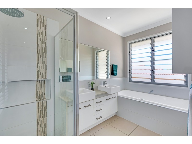 8 Lookout Court, Victoria Point QLD 4165