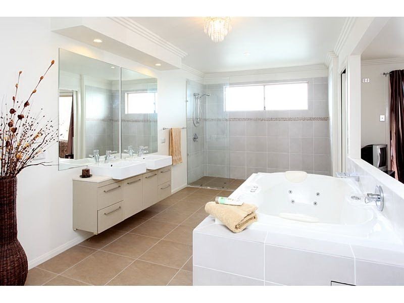 15 Bollard Court, Raby Bay QLD 4163