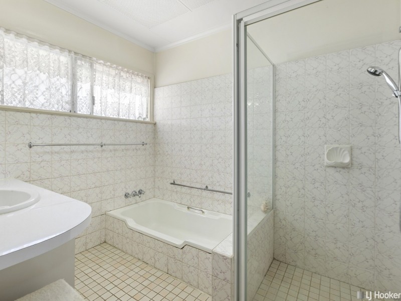 2 Cresthaven Drive, Mansfield QLD 4122