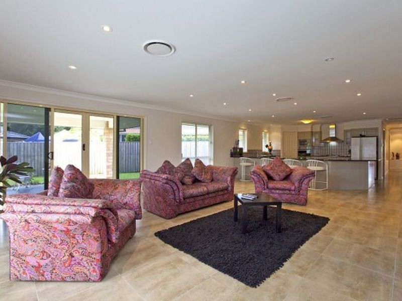 10 Ebony Crescent, Redland Bay QLD 4165