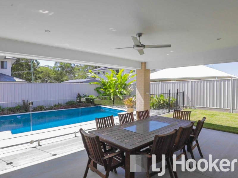 4 Vanstone Way, Redland Bay QLD 4165
