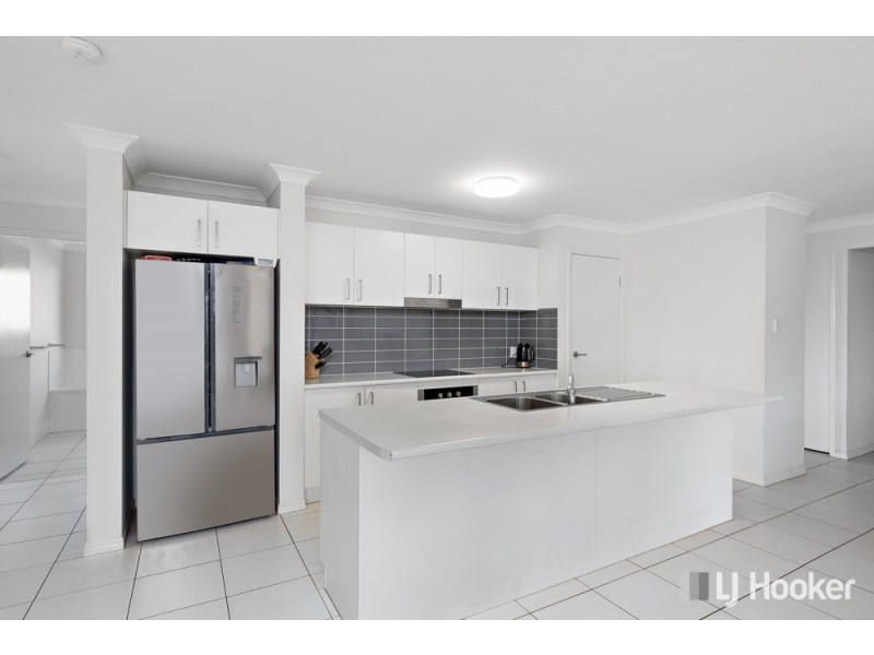 101 Bankswood Drive, Redland Bay QLD 4165