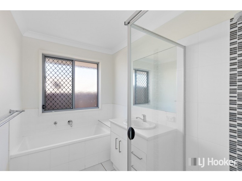 101 Bankswood Drive, Redland Bay QLD 4165