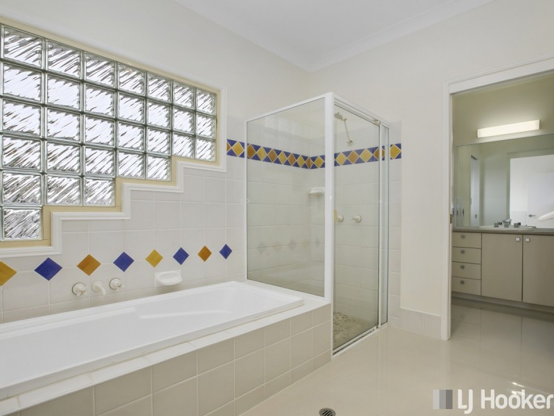4 Cliftonville Place, Redland Bay QLD 4165