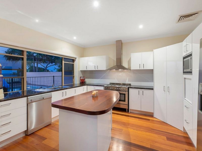 35 Raby Bay Boulevard, Cleveland QLD 4163