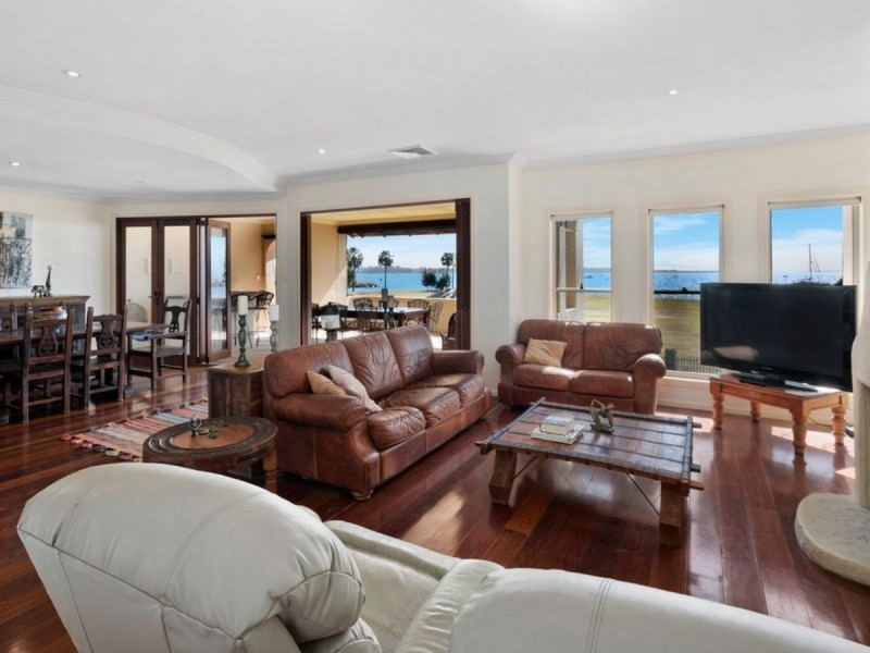 35 Raby Bay Boulevard, Cleveland QLD 4163