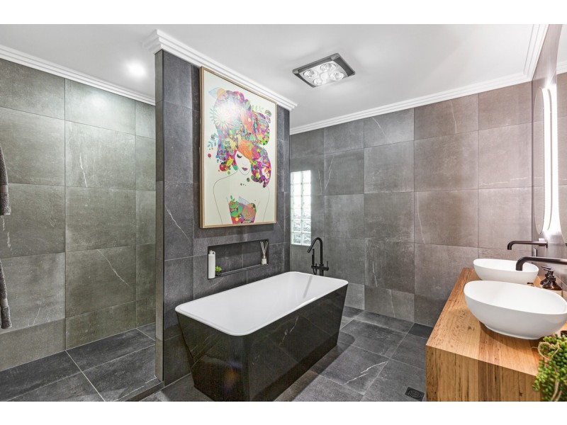 1 Bonniebrae Street, Wynnum West QLD 4178