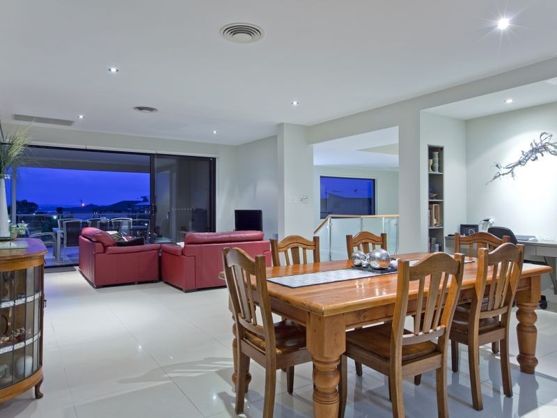 27 Huntly Place, Redland Bay QLD 4165