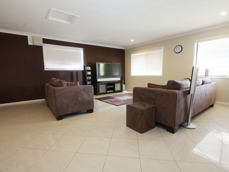 21 Karajini Crescent, Parkinson QLD 4115