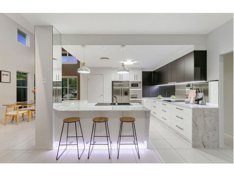 2 Red Gum Crescent, Wakerley QLD 4154