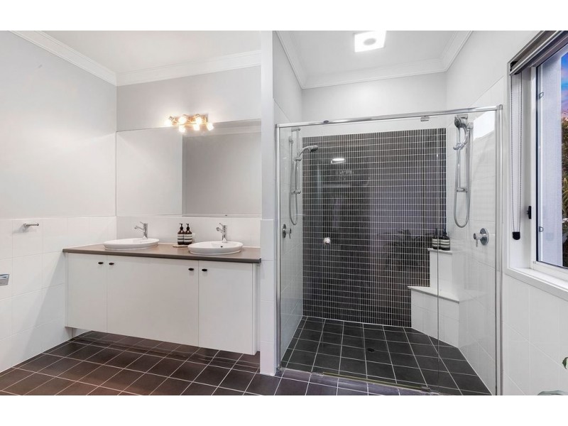 2 Red Gum Crescent, Wakerley QLD 4154