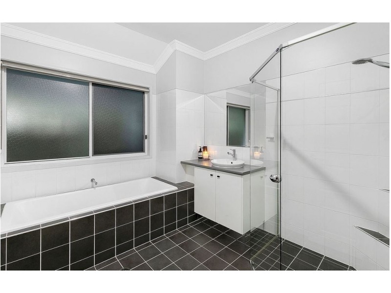 2 Red Gum Crescent, Wakerley QLD 4154