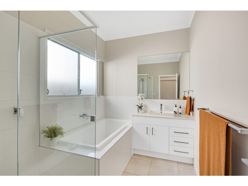 42 Russell Street, Cleveland QLD 4163