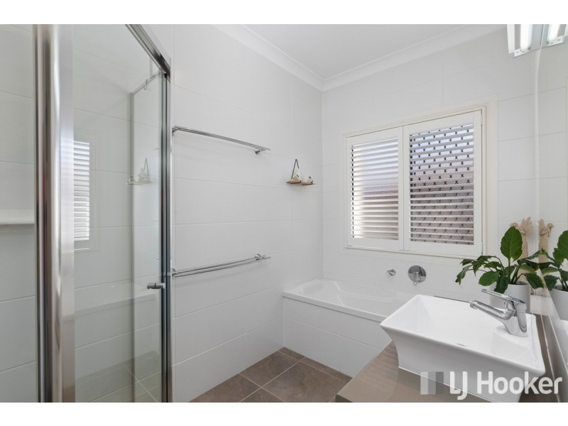 1 Parklink Drive, Redland Bay QLD 4165