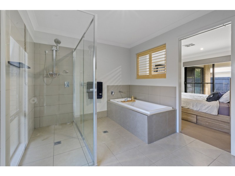 2 Grieger Lane, Collingwood Park QLD 4301