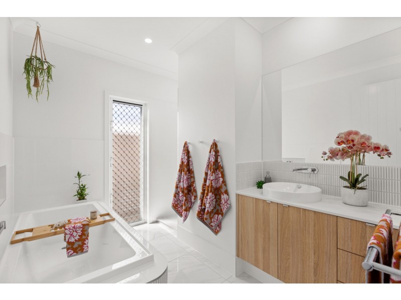 16 Oakland Avenue, Redland Bay QLD 4165