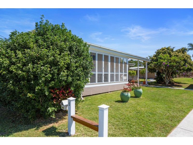 1 Pelican Street, Victoria Point QLD 4165