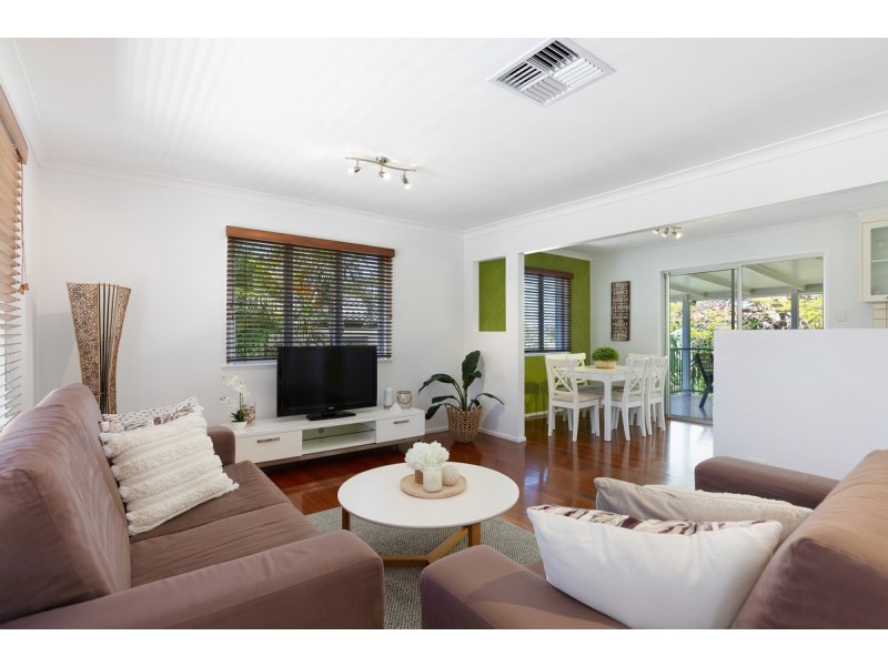 32 Menkira Street, Mansfield QLD 4122