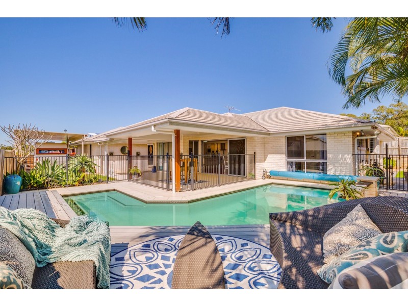 9 Magnetic Place, Redland Bay QLD 4165