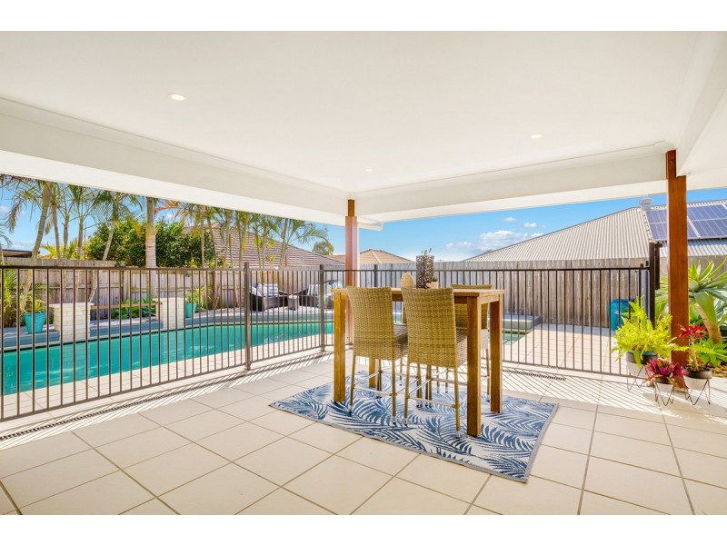 9 Magnetic Place, Redland Bay QLD 4165