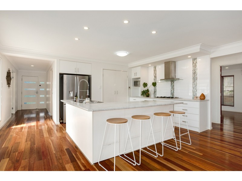 9 Magnetic Place, Redland Bay QLD 4165