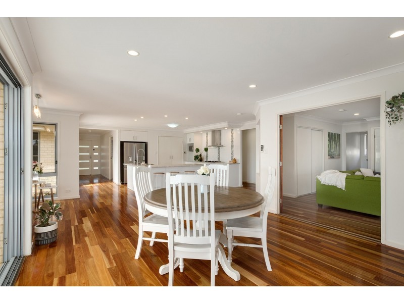 9 Magnetic Place, Redland Bay QLD 4165