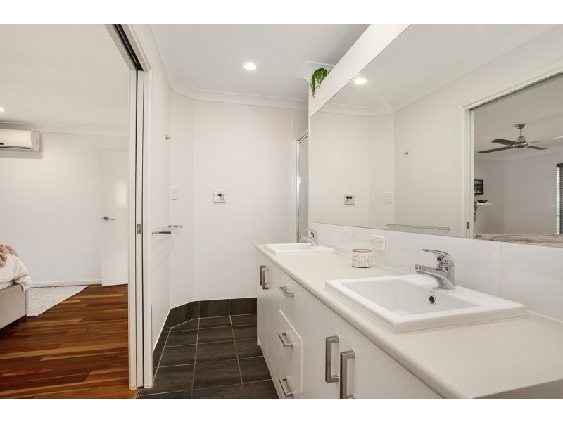 9 Magnetic Place, Redland Bay QLD 4165