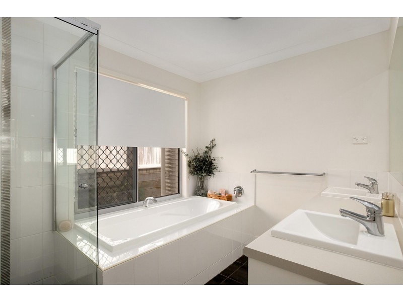 9 Magnetic Place, Redland Bay QLD 4165