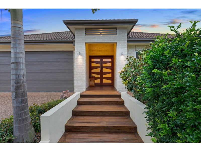 22 Magnetic Place, Redland Bay QLD 4165