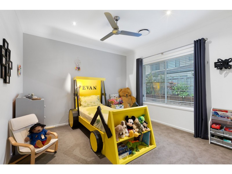 22 Magnetic Place, Redland Bay QLD 4165